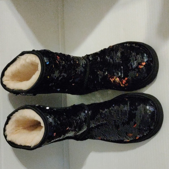 New UGG Women’s Classic Short Sequin Black Boots Sise 6 - Picture 1 of 9